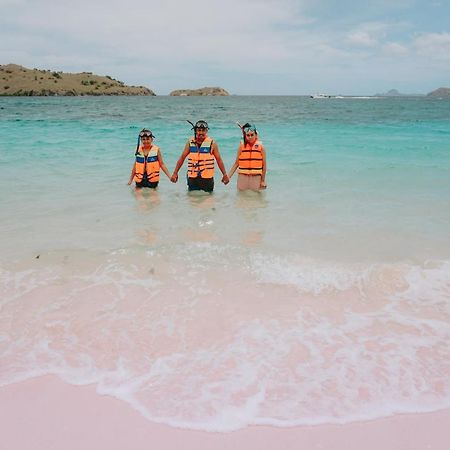 Komodoku One Love Homestay And Tour Labuan Bajo Exterior photo