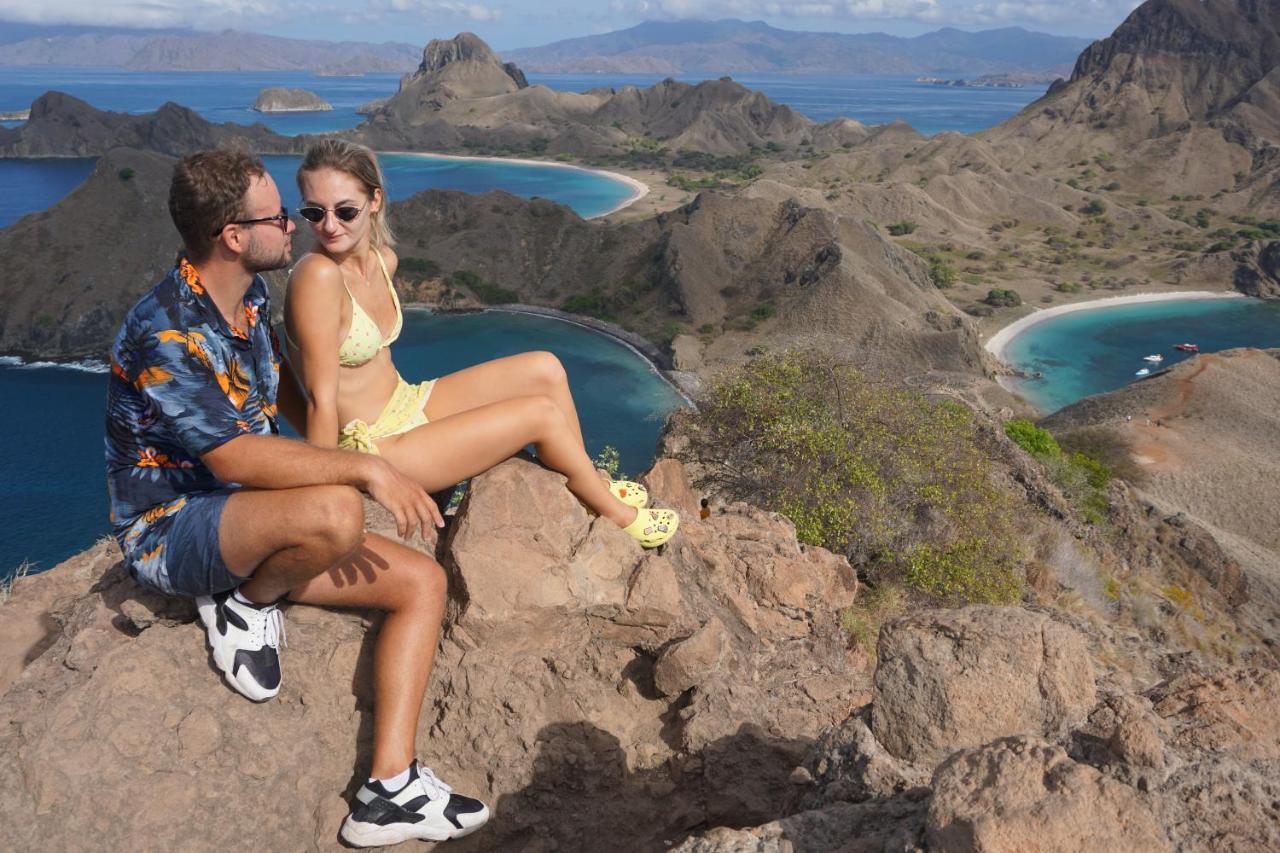 Komodoku One Love Homestay And Tour Labuan Bajo Exterior photo