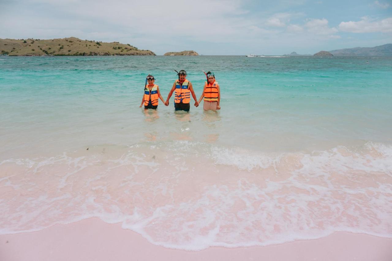 Komodoku One Love Homestay And Tour Labuan Bajo Exterior photo