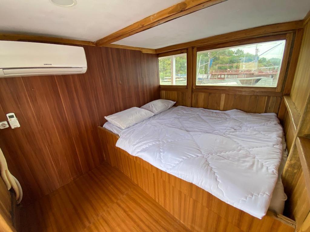 Komodoku One Love Homestay And Tour Labuan Bajo Exterior photo