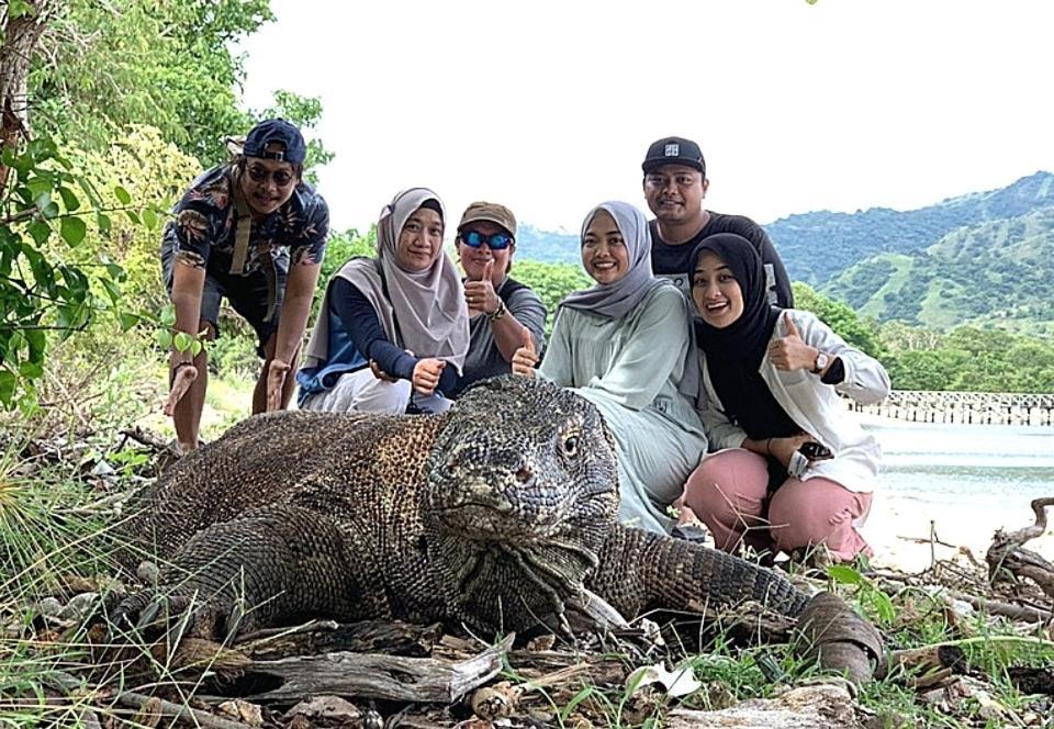 Komodoku One Love Homestay And Tour Labuan Bajo Exterior photo