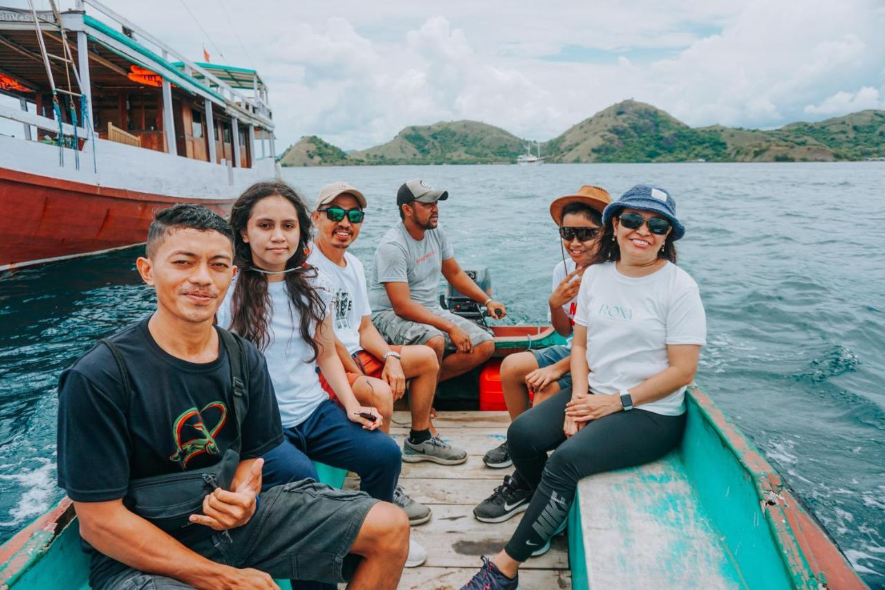 Komodoku One Love Homestay And Tour Labuan Bajo Exterior photo