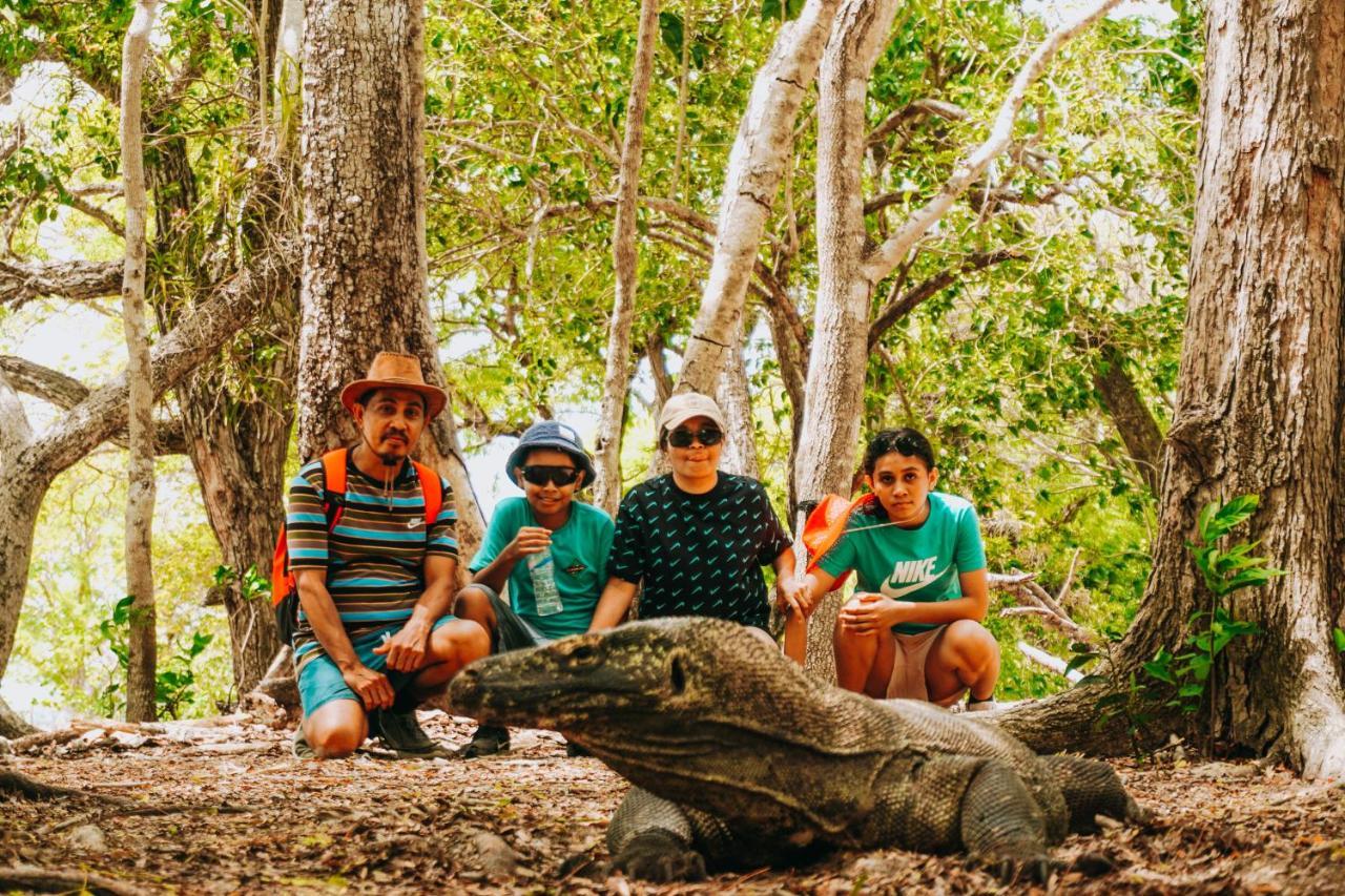 Komodoku One Love Homestay And Tour Labuan Bajo Exterior photo