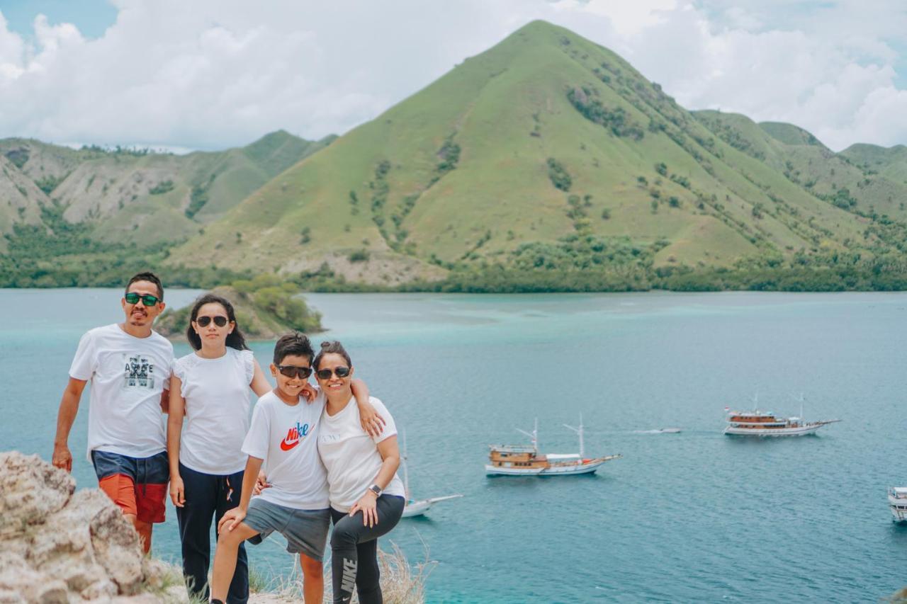 Komodoku One Love Homestay And Tour Labuan Bajo Exterior photo