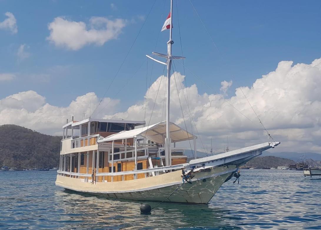 Komodoku One Love Homestay And Tour Labuan Bajo Exterior photo
