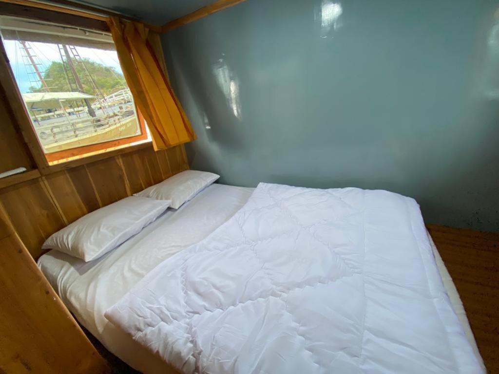 Komodoku One Love Homestay And Tour Labuan Bajo Exterior photo