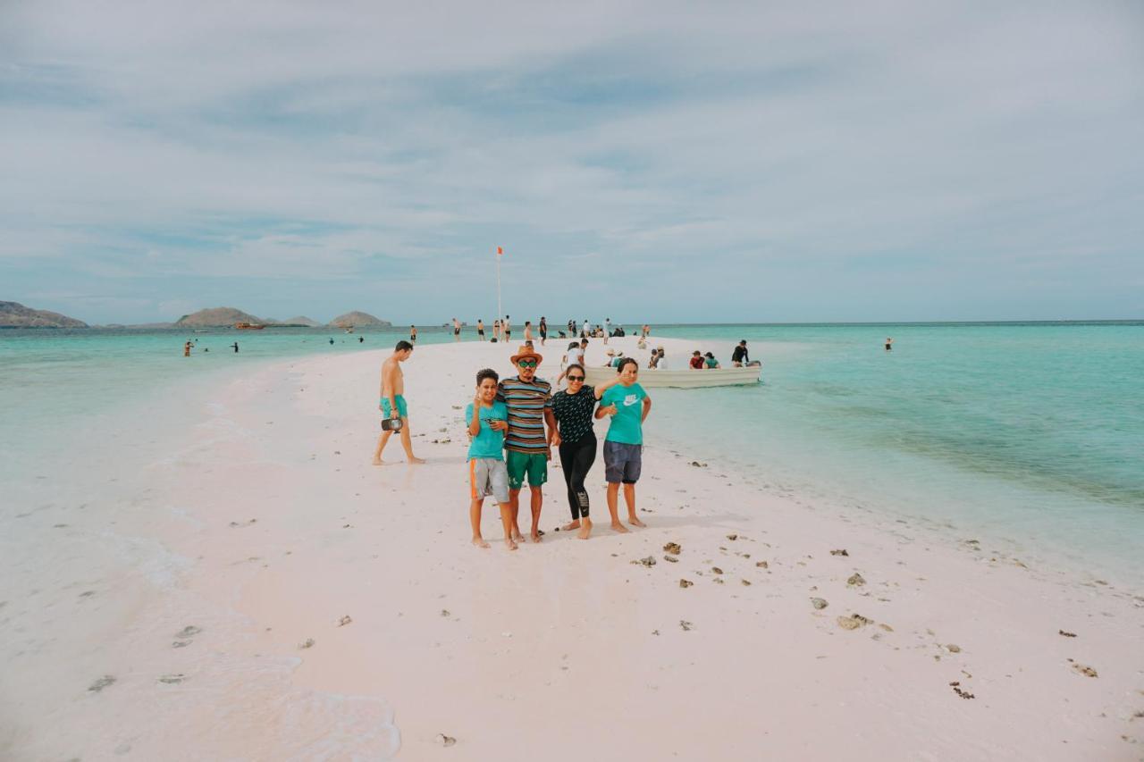 Komodoku One Love Homestay And Tour Labuan Bajo Exterior photo