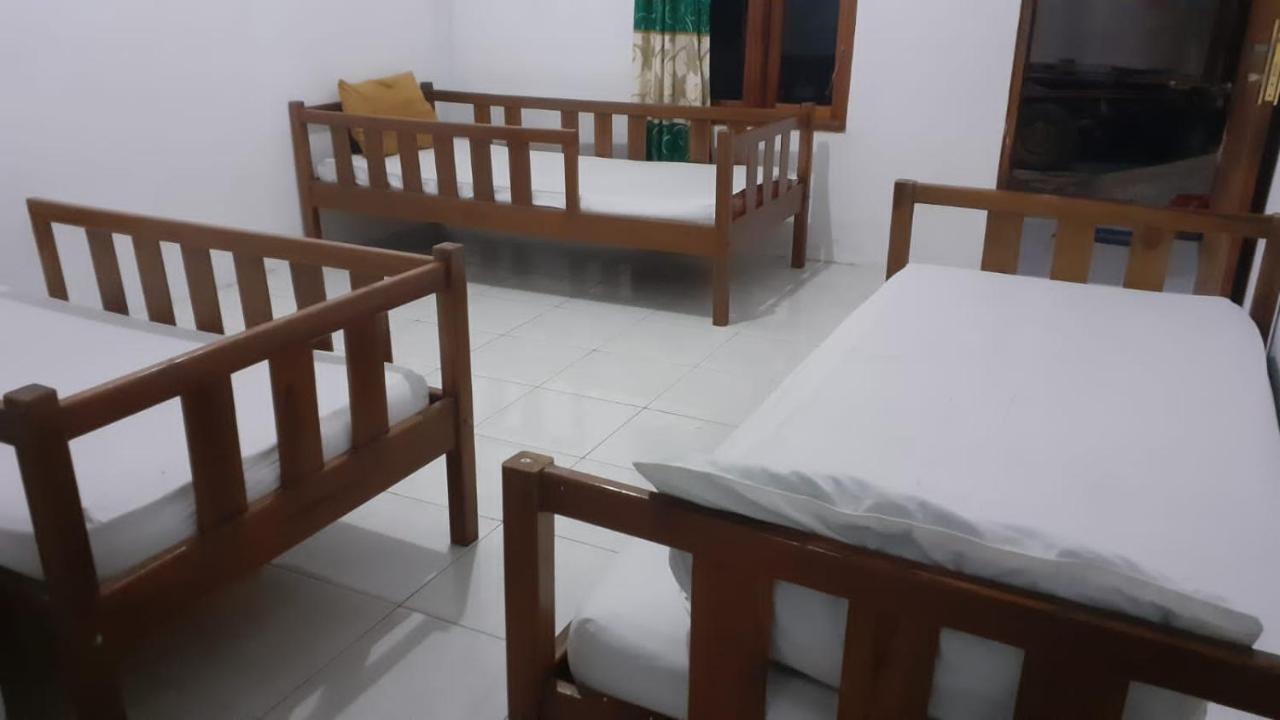 Komodoku One Love Homestay And Tour Labuan Bajo Exterior photo