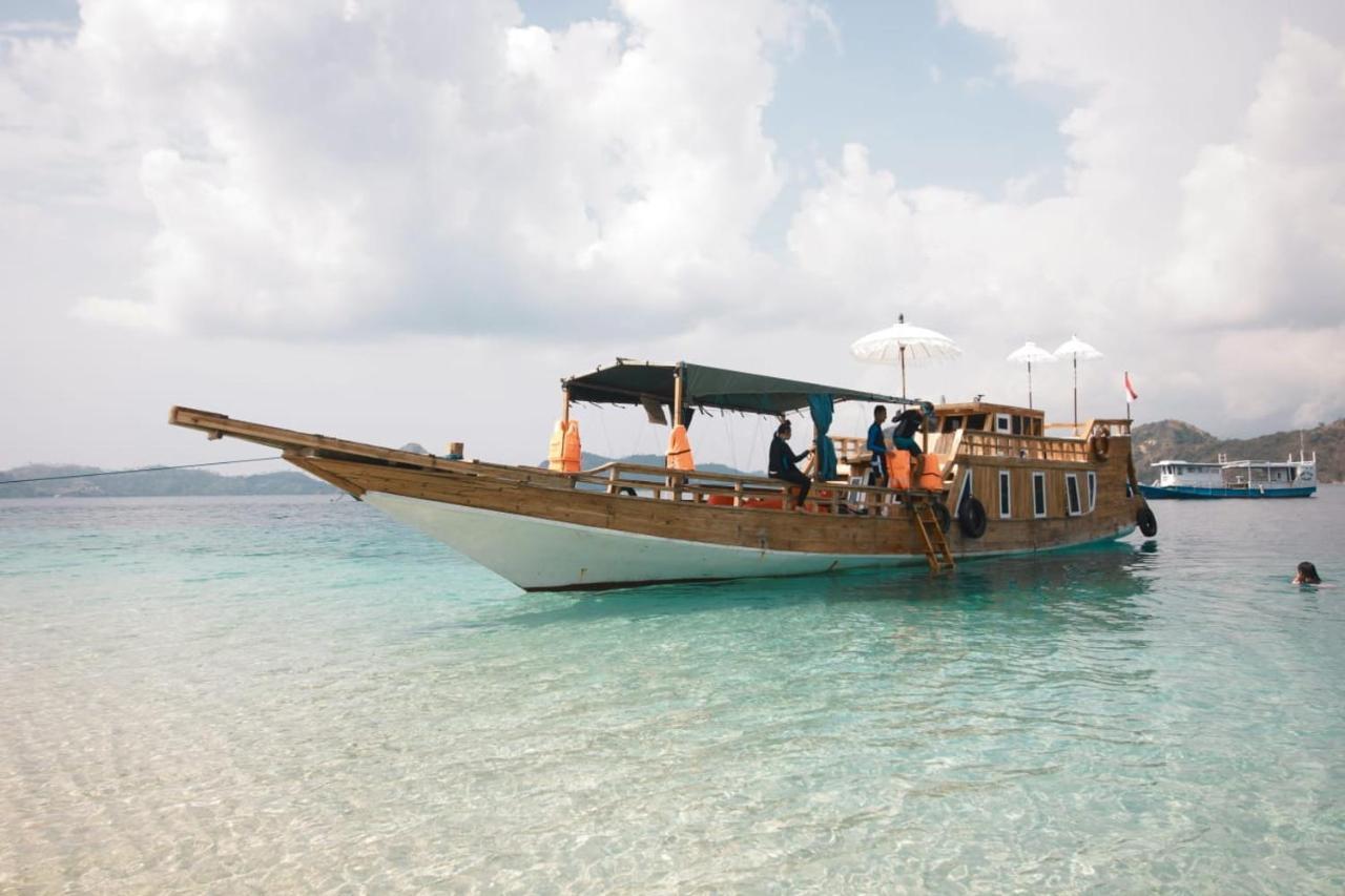Komodoku One Love Homestay And Tour Labuan Bajo Exterior photo