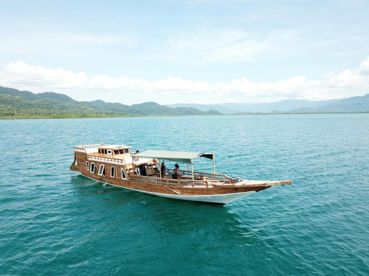 Komodoku One Love Homestay And Tour Labuan Bajo Exterior photo