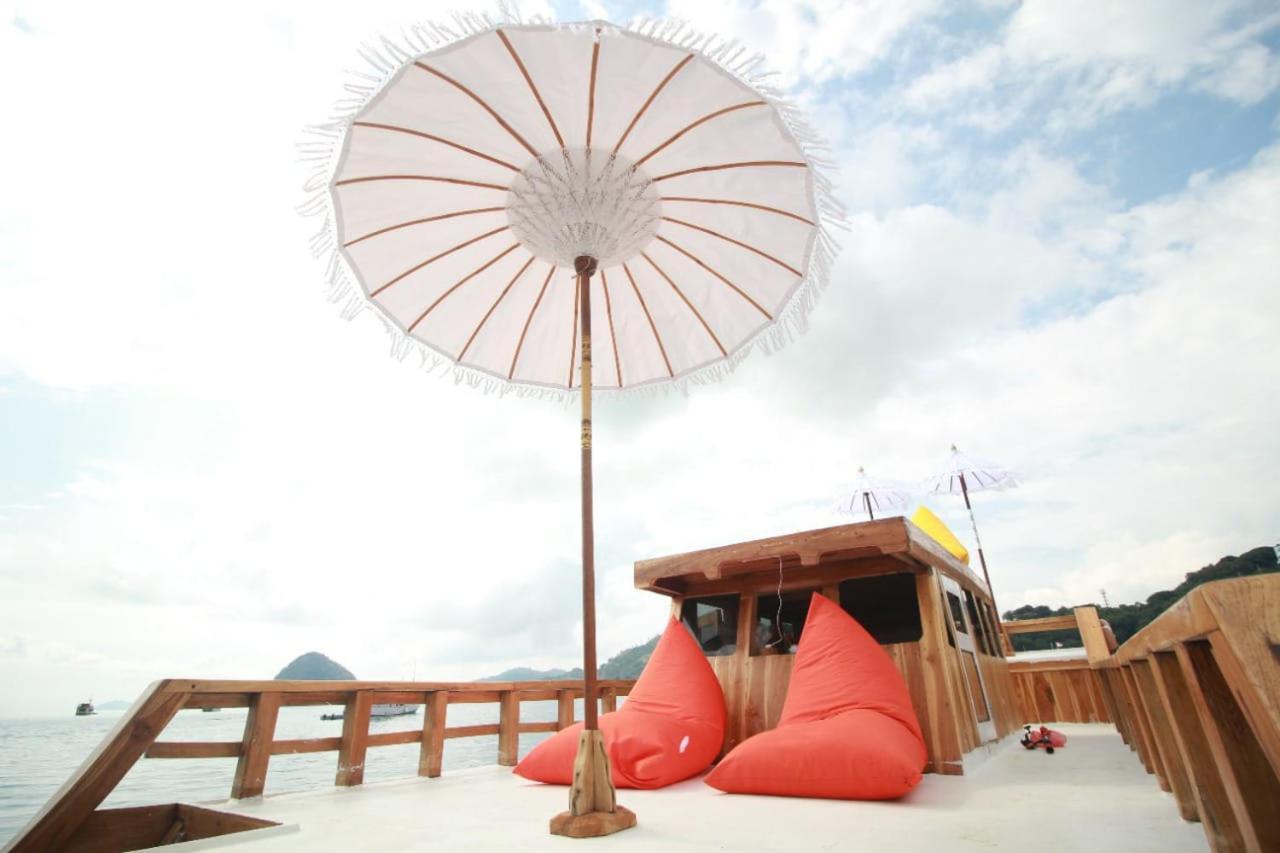 Komodoku One Love Homestay And Tour Labuan Bajo Exterior photo